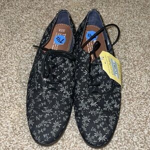 NWT TOMS Floral Lace up Oxford